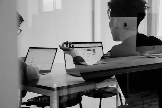 Séance de travail autour d’ordinateurs portables